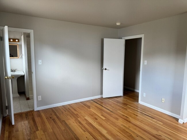 Building Photo - 5 Bedroom ,3 bathroom Single Family Unit