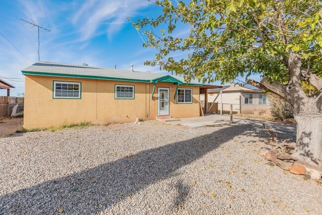 Building Photo - Charmful Remodeled Home with Refrigerated Air