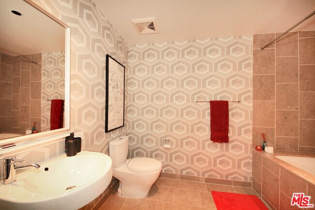 Building Photo - 6250 Hollywood Blvd