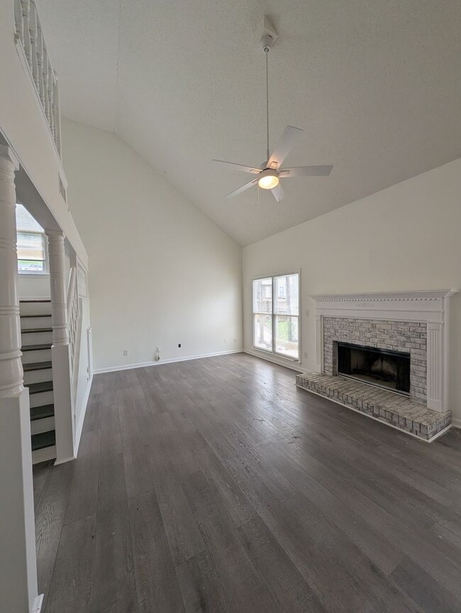 Building Photo - Renovated 3BR with Large Fenced Yard and Lots of Light