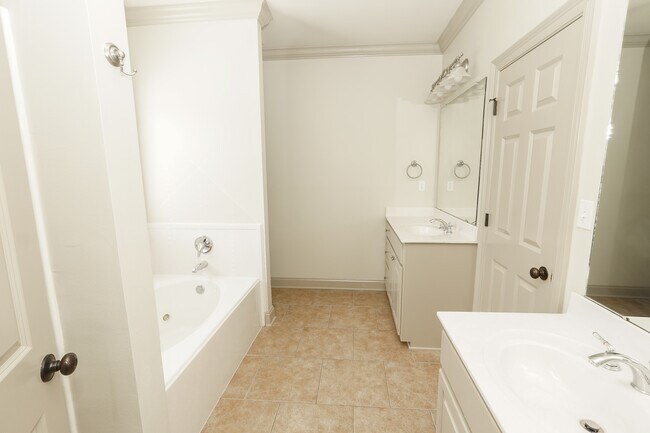 Building Photo - 9052 Winding Lake Ave