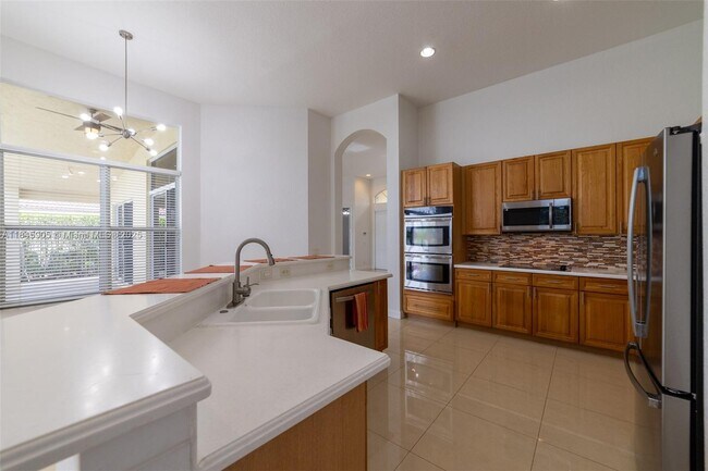Building Photo - 896 Marina Dr