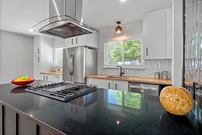 Building Photo - 1113 S Meadows Dr