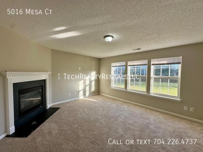 Building Photo - 5016 Mesa Ct