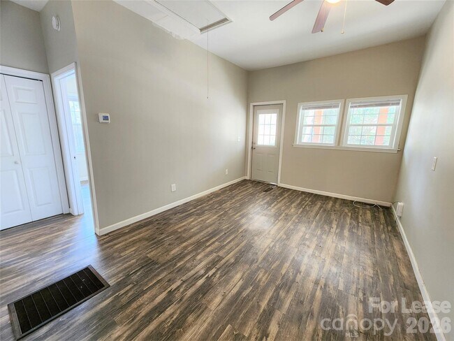 Building Photo - 1423 Oakshade Ave