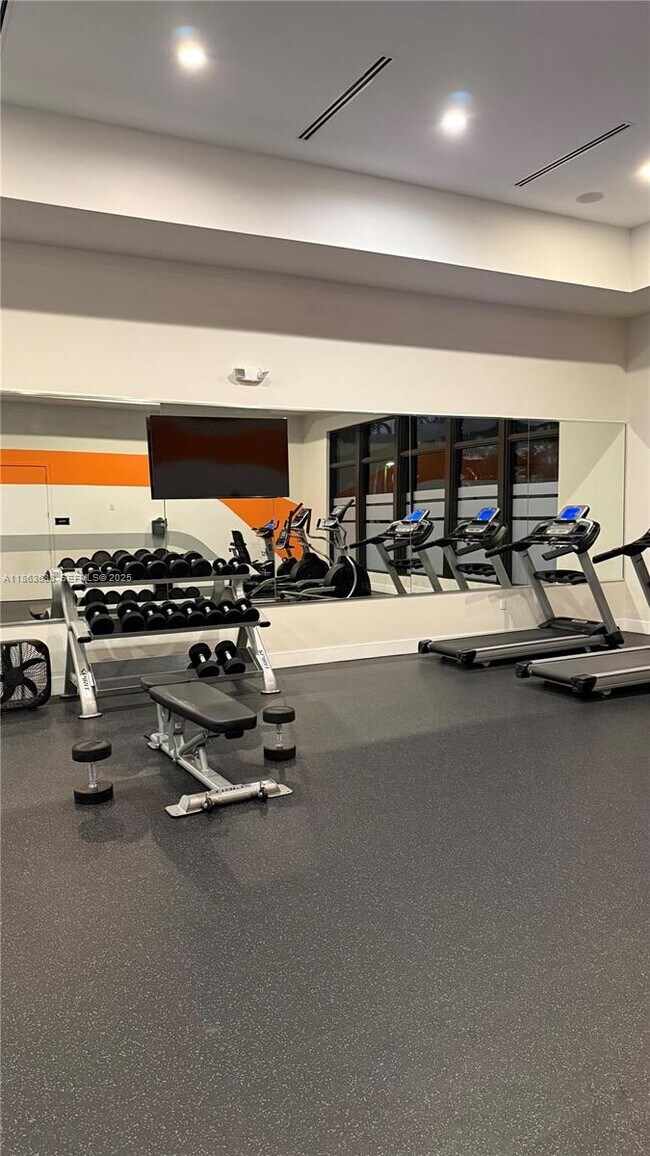 Building Photo - 947 NE 211th St