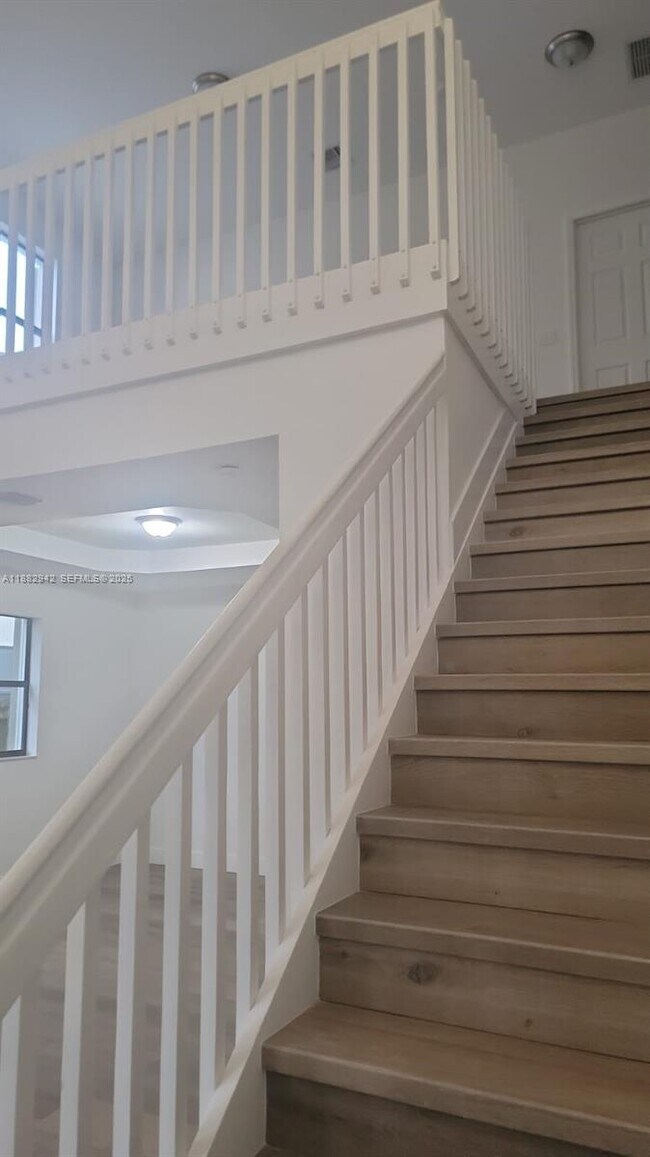 Building Photo - 571 SE 37th Pl