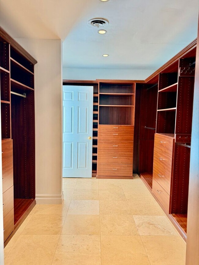 Building Photo - Gorgeous Tarzana Home