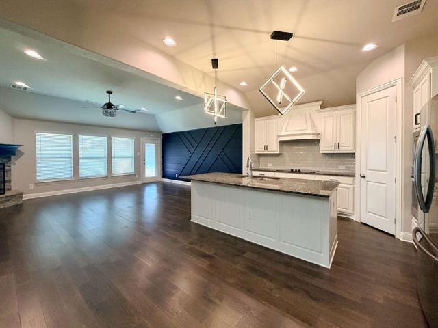 Building Photo - 1600 Irene Dr