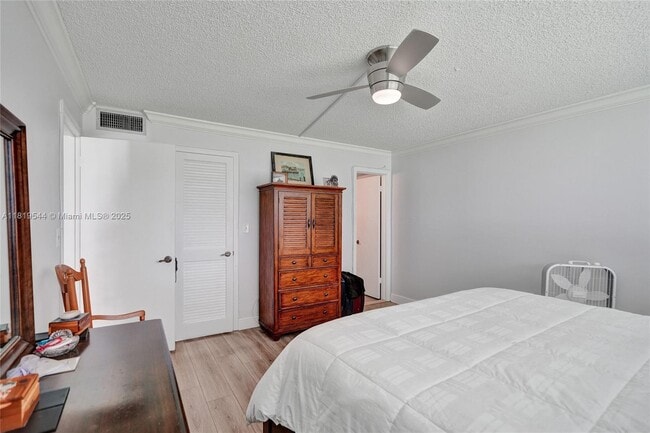 Building Photo - 9410 N Hollybrook Lake Dr