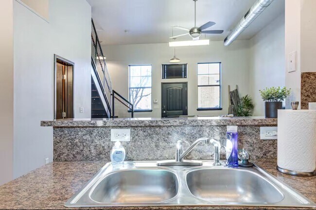 Building Photo - Large furnished Townhome in Norman!