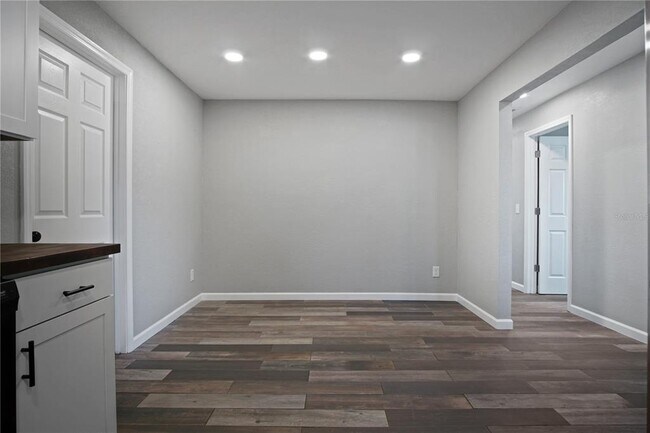 Building Photo - 213 S Bougainvillea Ave