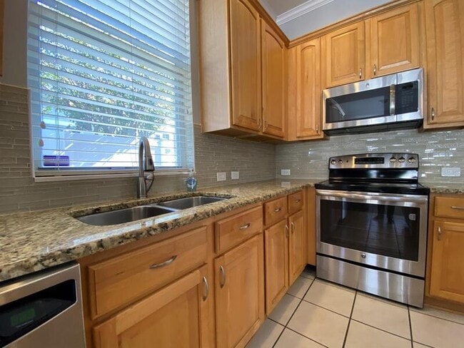 Building Photo - 10885 Piping Rock Cir