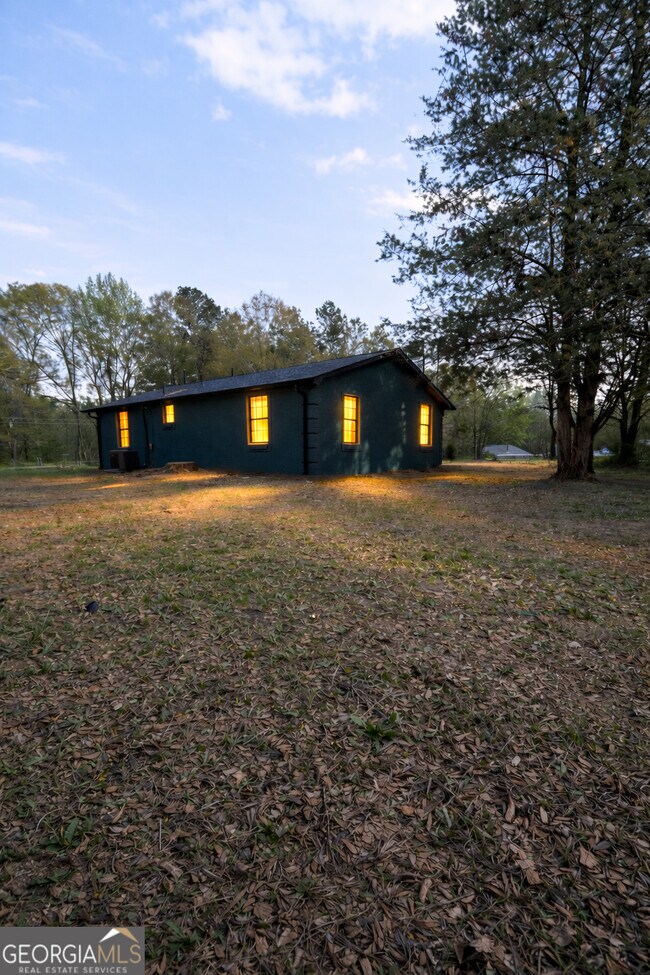 Building Photo - 6885 Chastain Rd