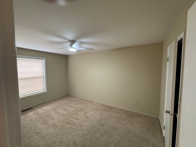 Building Photo - 2802 Stoney Ridge Dr