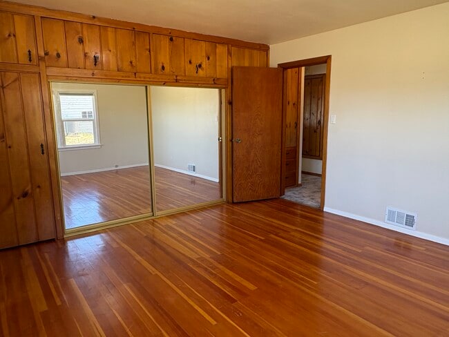 Building Photo - 501 Grandview Ave