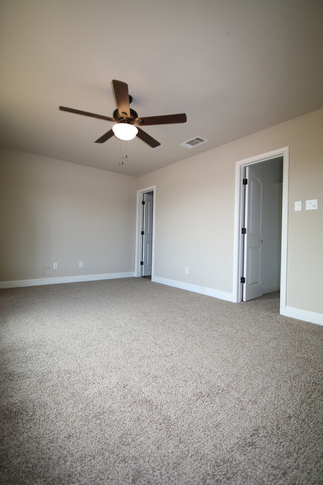 Building Photo - SENSATIONAL 3/2/ Duplex Home Ready Now in ...
