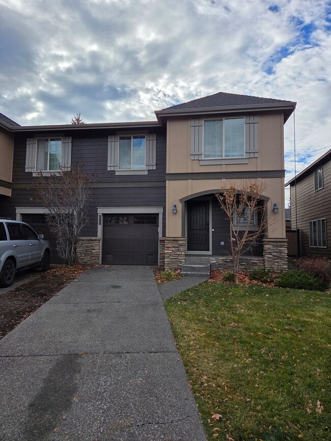 Building Photo - 2 story townhome close to trails!