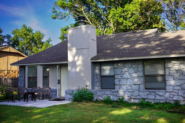 Building Photo - Updated 3-Bedroom with Vaulted Ceilings and Corner Lot Charm