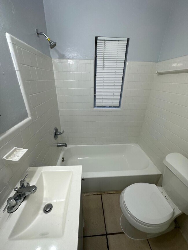 Building Photo - 2845/2847 W 6th St.