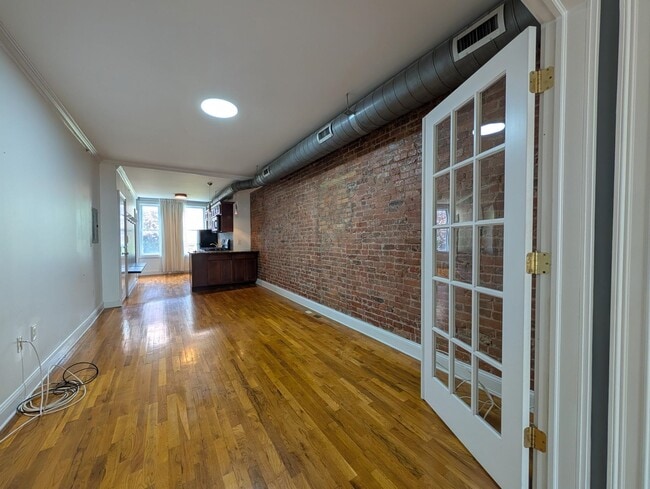 Building Photo - 208 6th St