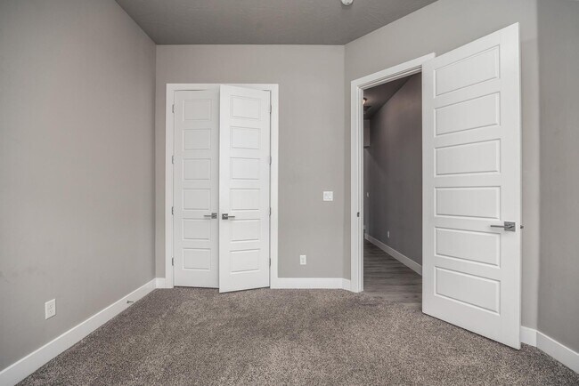Building Photo - 1861 N Mountain View Dr