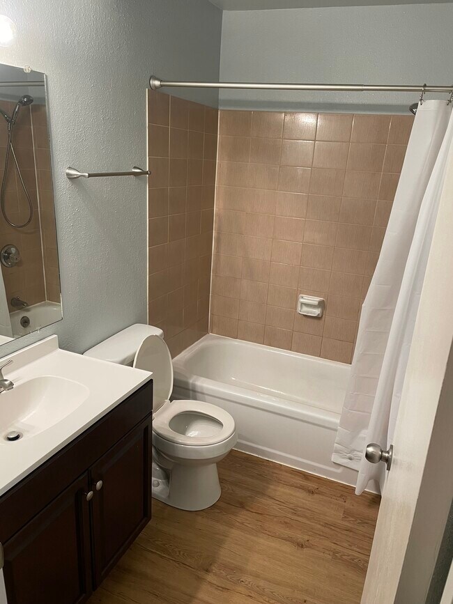 Full Bathroom - 600 E Glenwood Ave