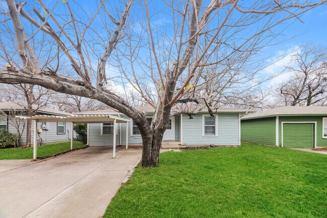 Building Photo - Spacious Layout & Fenced Yard