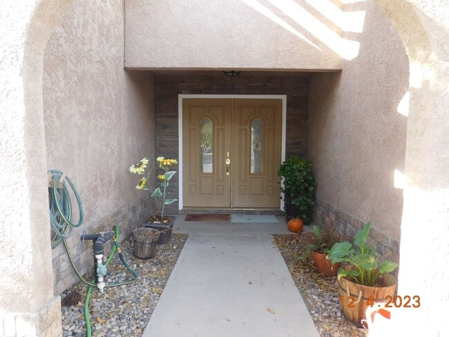 Building Photo - Spacious 3-bedroom, 2-bathroom home