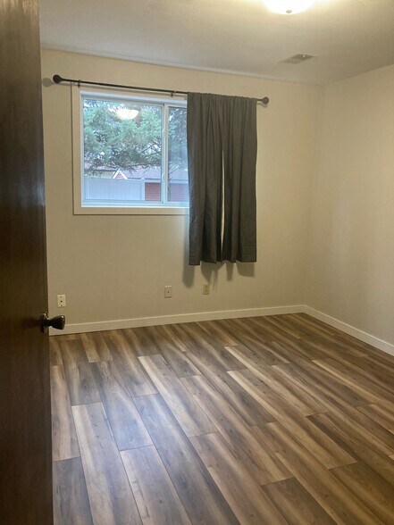 Building Photo - 323 Allan Ave