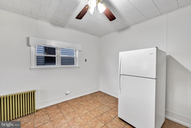 Building Photo - 523 W Oak St