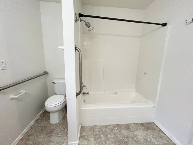 Building Photo - 4650 N Date Palm Ave