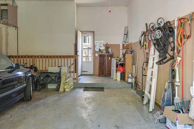 Building Photo - 7 Creekside Ln