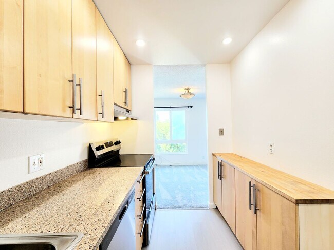 Building Photo - Top floor remodeled Woodlake unit