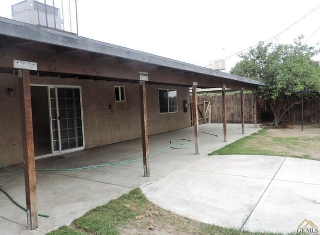 Backyard with semi-covered patio - 3920 Teal St