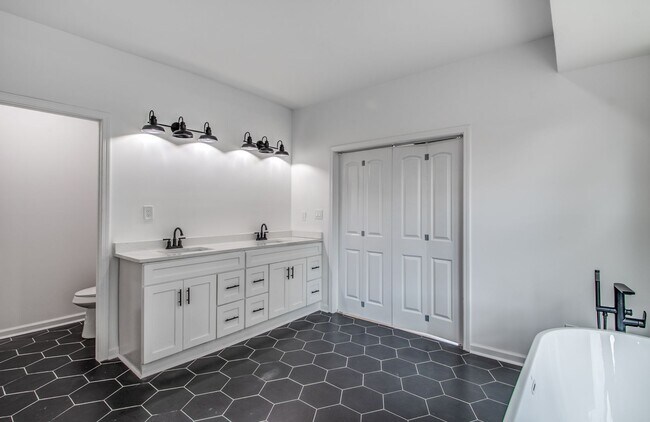Building Photo - Elegant Midtown Memphis Single-Family Home...