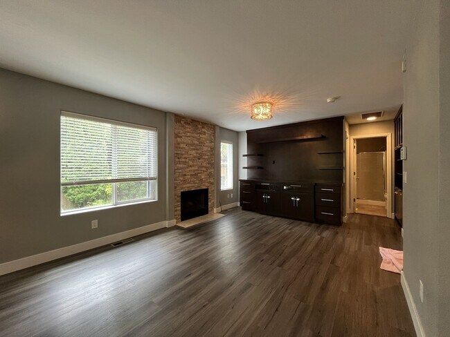 Building Photo - Beautiful 5BD/3BA Home with Soaking Tub, Island Kitchen & Attached 2-Car Garage