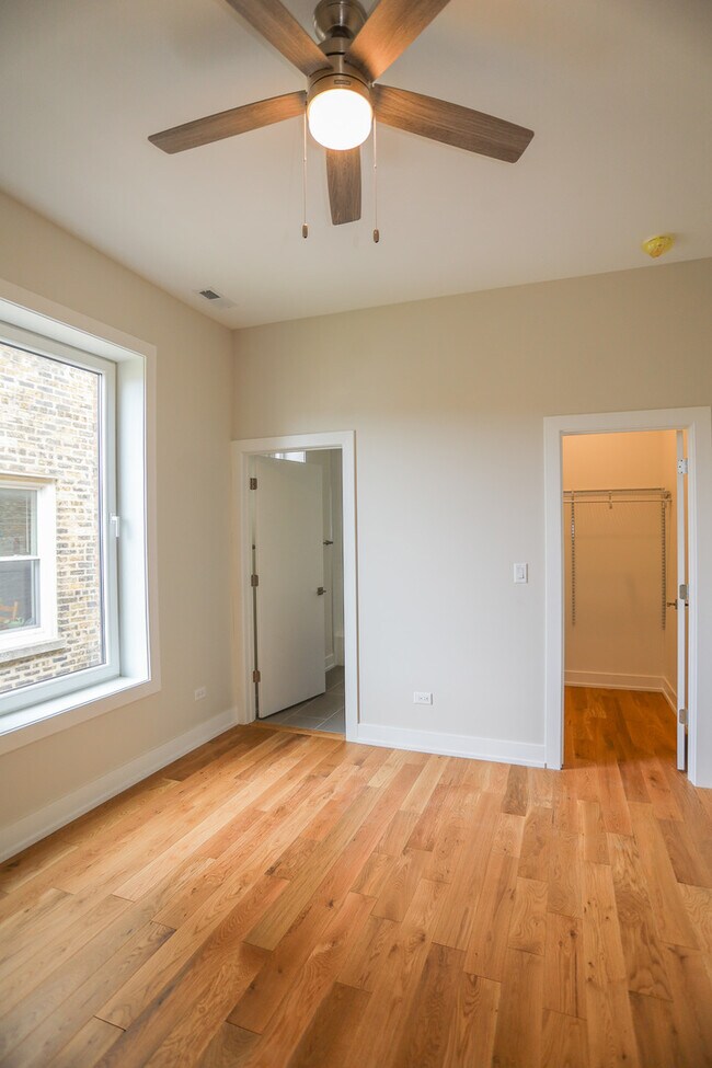 Building Photo - 2230 W Wilson Ave