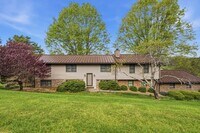 Building Photo - Spacious 5-Bedroom Home in Prestigious Blacksburg Country Club Estates