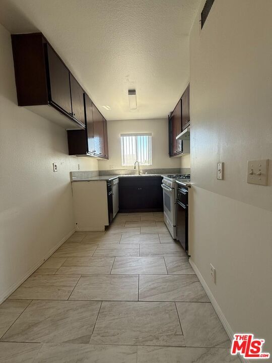 Building Photo - 505 S Verdugo Rd