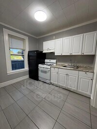 Building Photo - 64 Hollis St