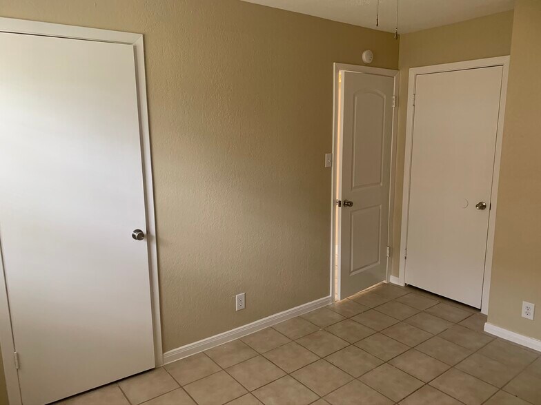 Building Photo - 301 Hedgewood Dr