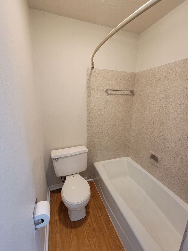 Building Photo - Cute 3B/2B Home Available on October 1st!