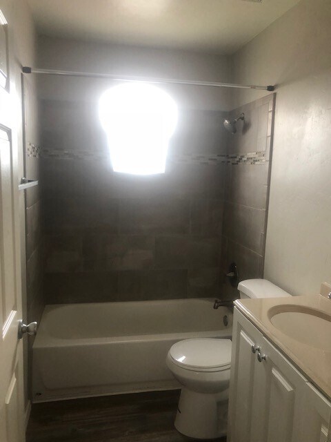 Building Photo - 1532 N El Rio Dr