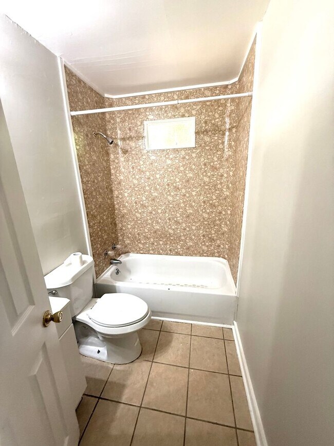 Building Photo - ** 3 bed 1 bath located in Forest Hills **...