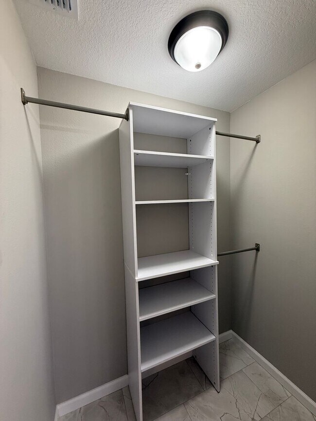 Building Photo - 277 Oak Ln Cir