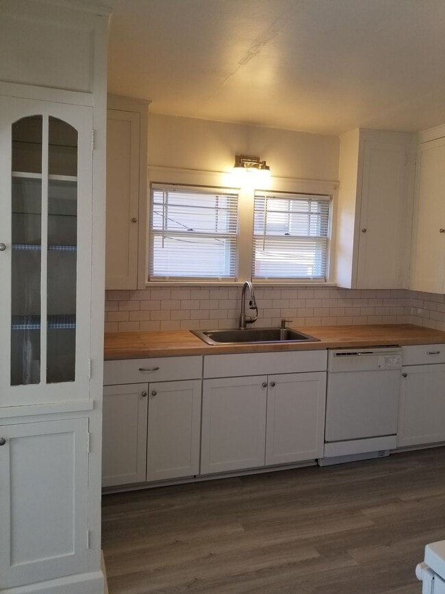 Building Photo - N. 25th Ave 2 bedroom Craftsman w/basement