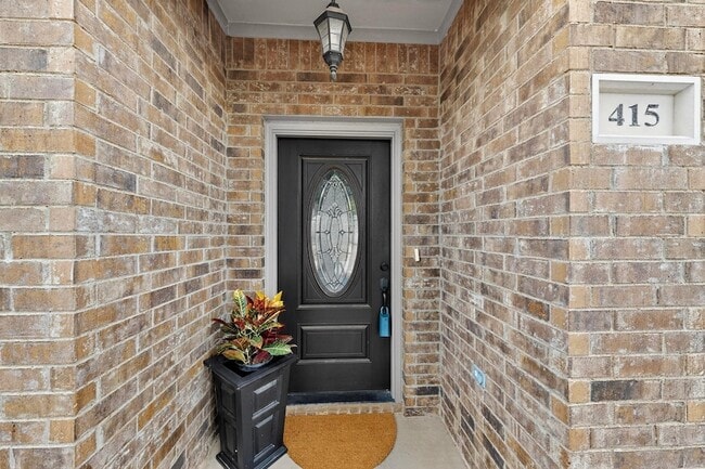 Building Photo - 415 Hidden Ridge Dr