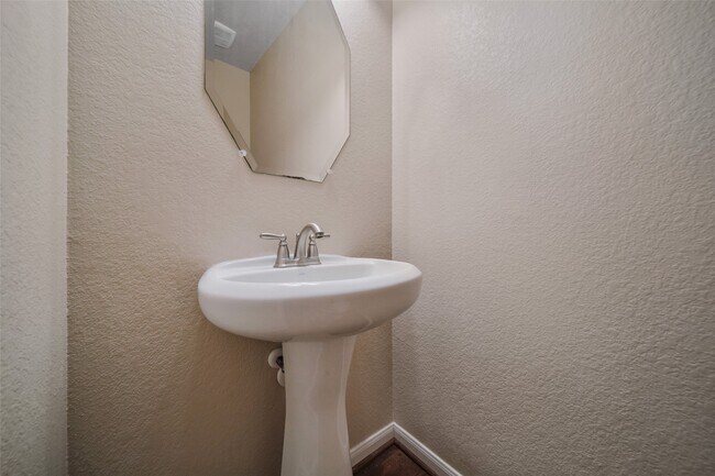Building Photo - 25208 Forest Ledge Dr