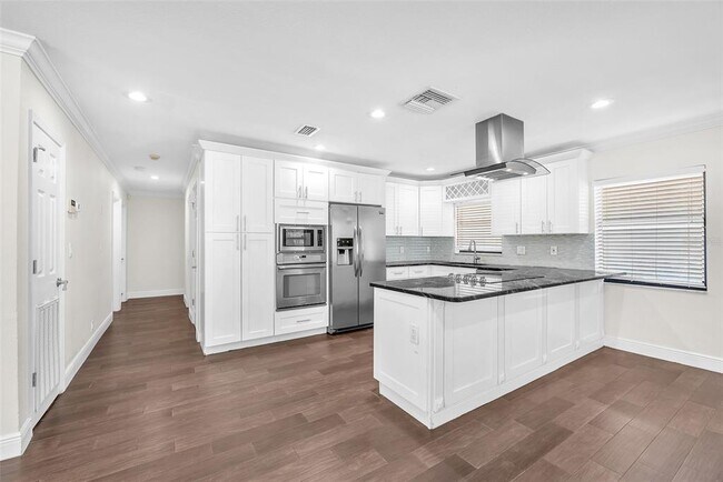 Building Photo - 2912 W Lake Ave